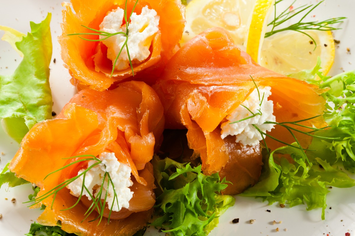 Involtini di salmone: la ricetta con salsa allo yogurt 2 involtini di salmone affumicato
