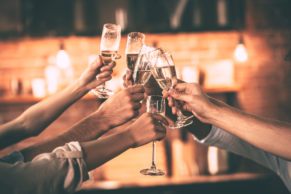 Non ingrassare a Natale: 8 consigli per fare festa senza doversene pentire 5 non ingrassare a natale champagne