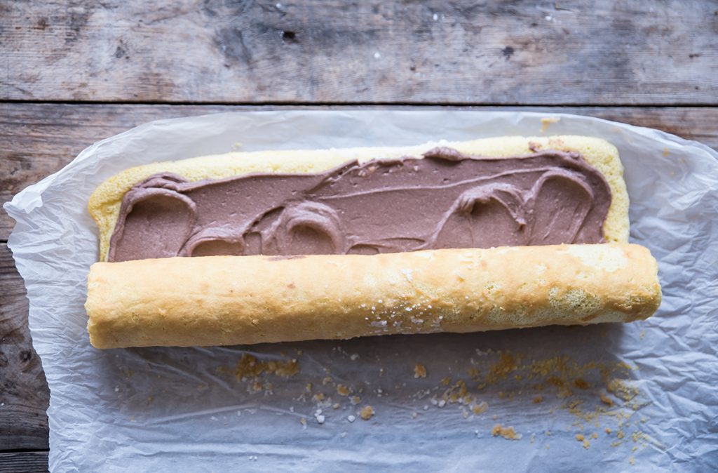 Tronchetto di Natale con pan di Spagna: ricetta passo passo con video 13 ricetta facile tronchetto di natale arrotola il pan di spagna