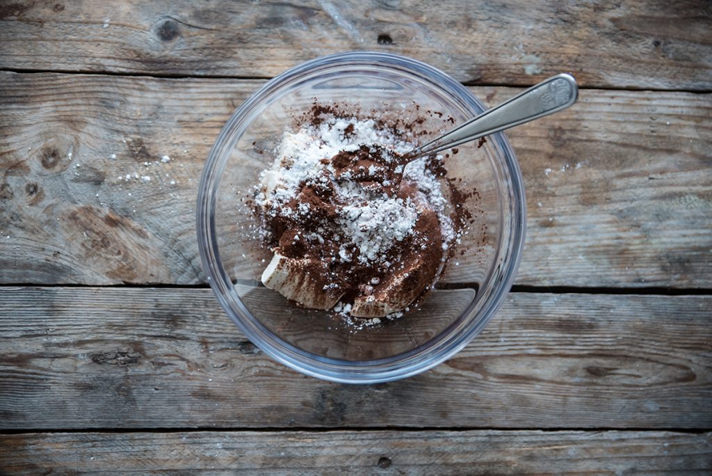 Tronchetto di Natale con pan di Spagna: ricetta passo passo con video 10 ricetta facile tronchetto di Natale prepara la farcitura