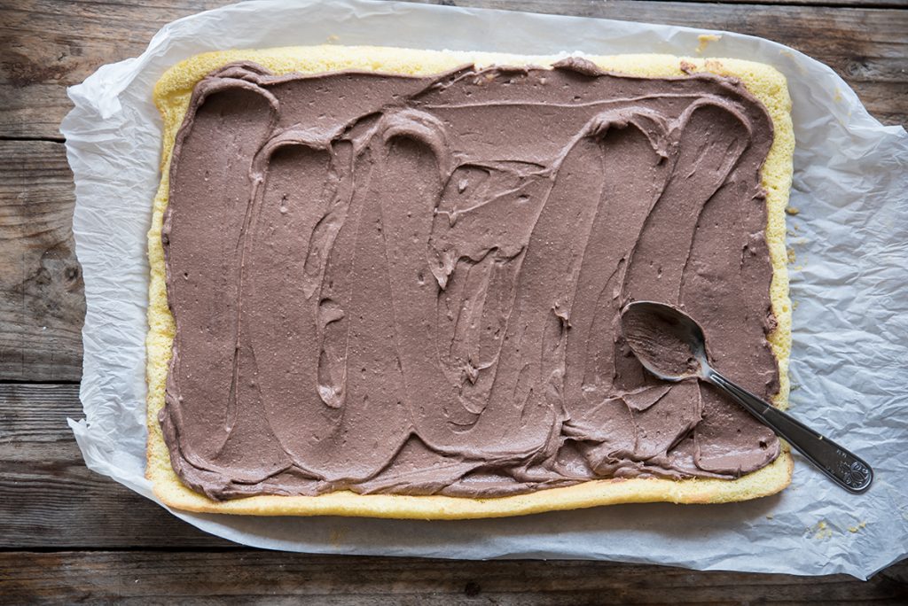 Tronchetto di Natale con pan di Spagna: ricetta passo passo con video 12 ricetta facile tronchetto di natale spalma la crema