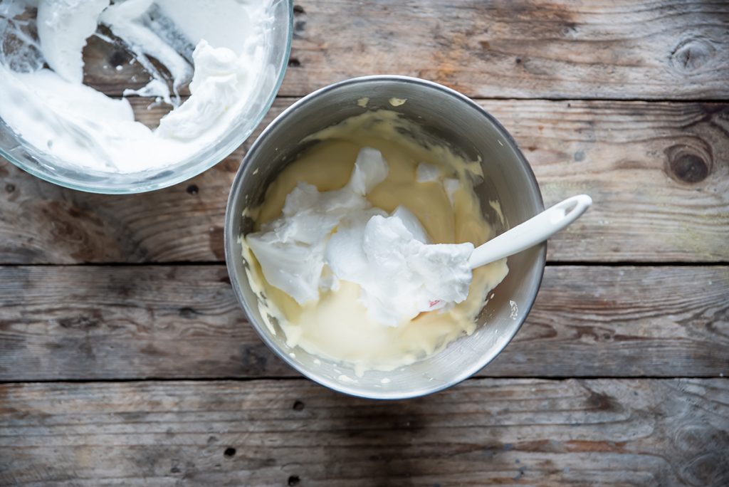 Tronchetto di Natale con pan di Spagna: ricetta passo passo con video 4 ricetta tronchetto al cioccolato unisci gli albumi e i tuorli