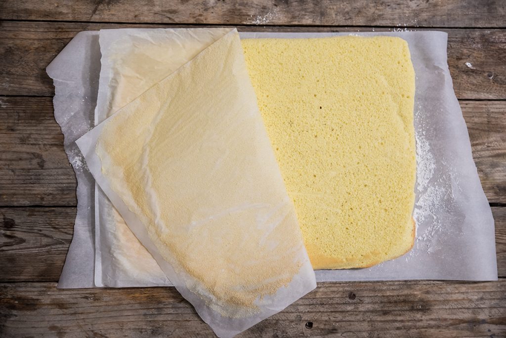 Tronchetto di Natale con pan di Spagna: ricetta passo passo con video 8 ricetta tronchetto di natale rimuovi la carta da forno