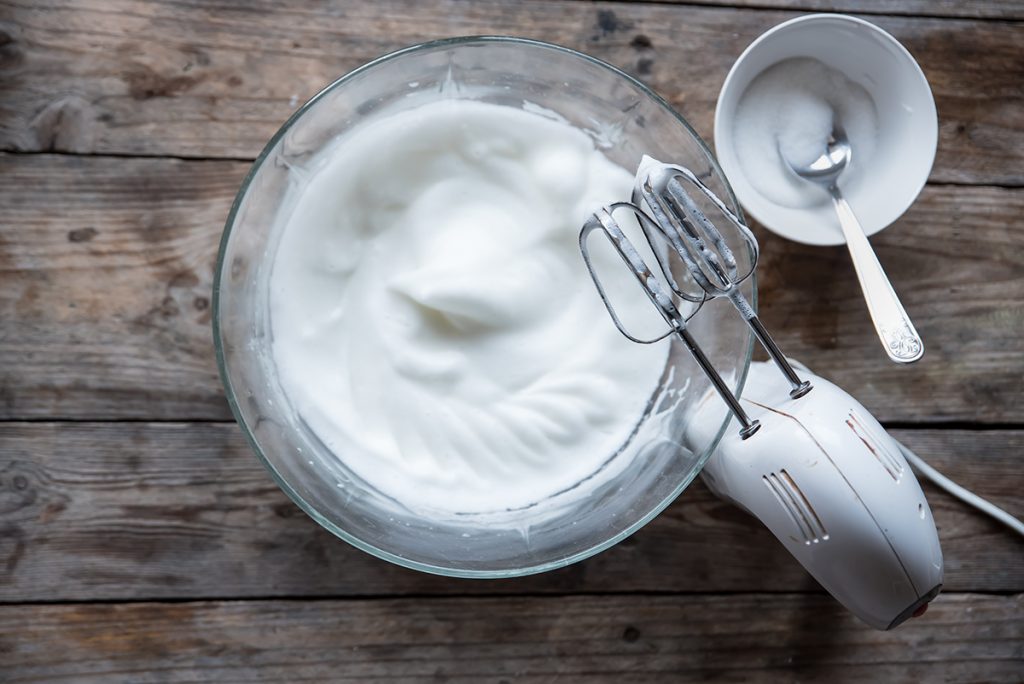 Tronchetto di Natale con pan di Spagna: ricetta passo passo con video 3 ricetta tronchetto di Natale sbatti gli albumi con lo zucchero
