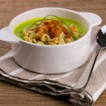 Spatzle con crema di piselli e speck croccante 1 La ricetta facile e gustoza degli spatzle senza glutine fatti in casa con crema di piselli.