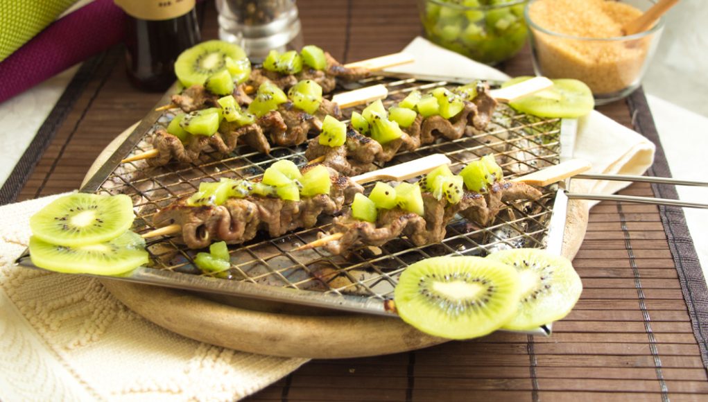 Secondi piatti senza glutine: 5 ricette leggere e sfiziose 3 Spiedini di manzo e kiwi: senza glutine, light e gustosissimi!