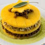Torretta di polenta e lenticchie germogliate con salsa ai porri 1 Torretta di polenta e lenticchie