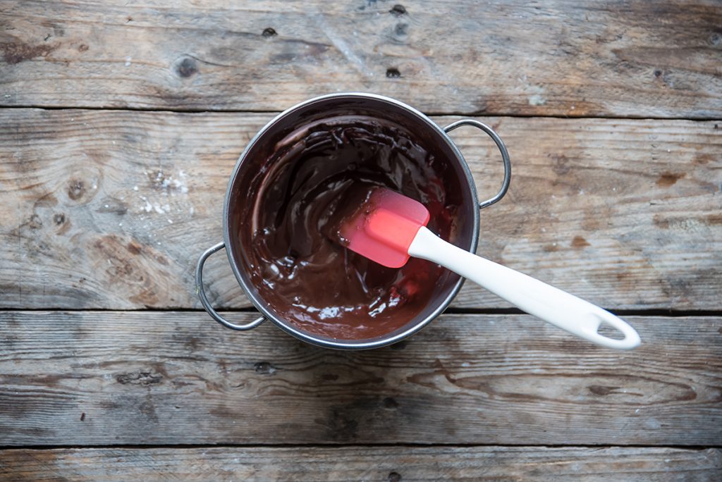 Tronchetto di Natale con pan di Spagna: ricetta passo passo con video 16 tronchetto di natale fatto in casa mescola il cioccolato con il latte