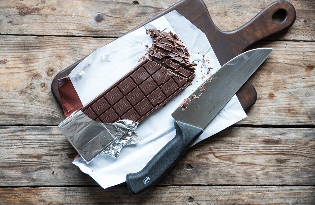 Tronchetto di Natale con pan di Spagna: ricetta passo passo con video 14 tronchetto di natale fatto in casa spezzetta il cioccolato