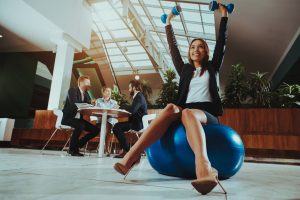 Ginnastica da ufficio: i migliori esercizi da fare alla scrivania