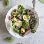 Insalata ai germogli di soia, cipolle rosse, patate novelle e uova 1 Insalata di germogli