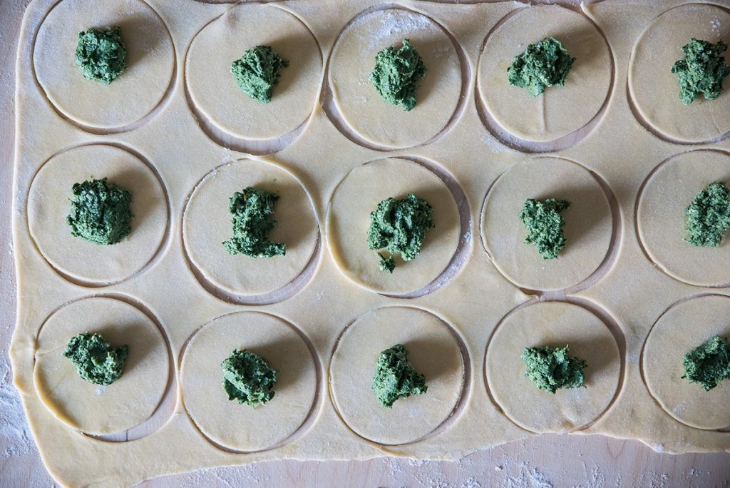 Mezzelune ricotta e spinaci: un primo piatto delicato e semplice 8 mezzelune ricotta e spinaci fase 8