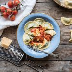 Mezzelune ricotta e spinaci: un primo piatto delicato e semplice 1 mezzelune spianci pomodoro