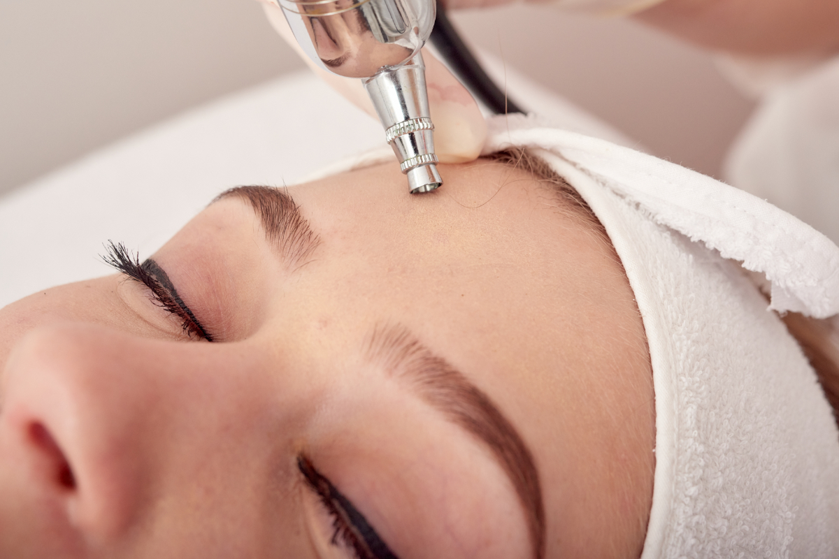 Ossigenoterapia viso: che cos’è, come funziona il trattamento, benefici e limiti 1 Ossigenoterapia viso benefici