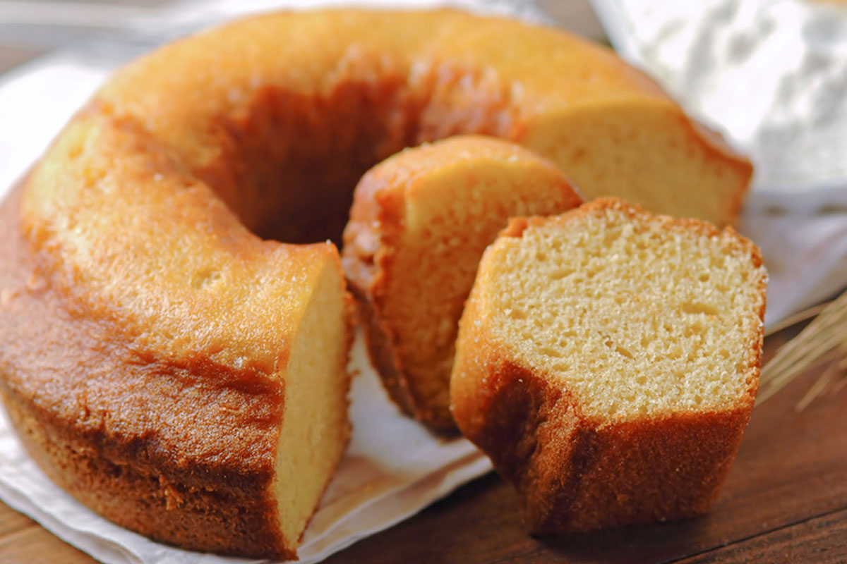 Ricette con yogurt: 23 idee nutrienti e leggere, dolci e salate 1 ricette con yogurt: un ciambellone con due fette tagliate