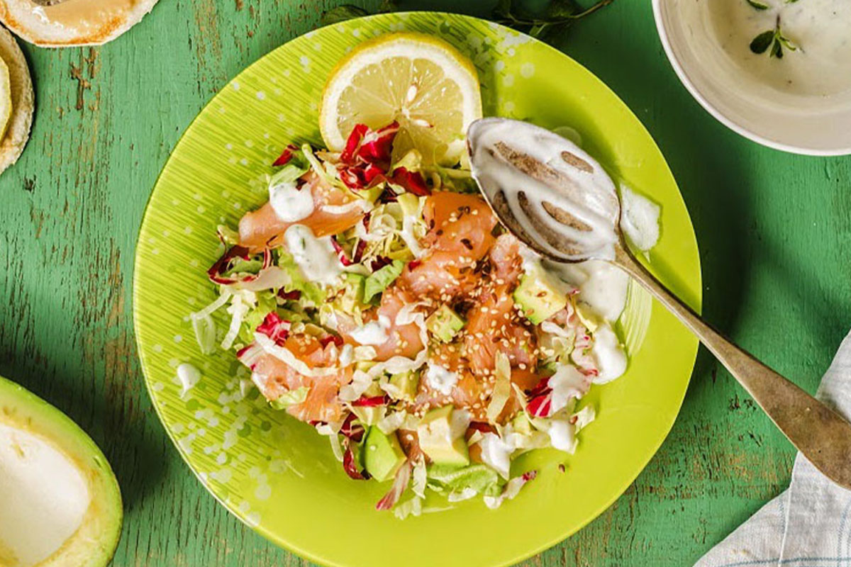 Stanchezza primaverile: le ricette per combatterla 1 ricette con yogurt: insalata di salmone e avocado