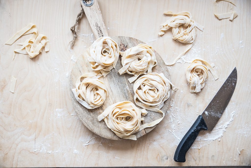 Pasta con radicchio rosso e noci: ricetta passo passo per una pasta cremosa 6 tagliatelle-fatte-in-casa-con-radicchio-e-noci-4