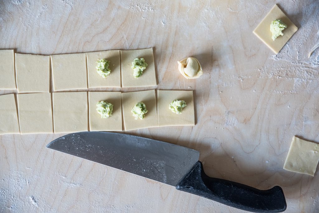 Tortellini di piselli e ricotta, un primo piatto nutriente e appetitoso 7 tortellini con ricotta e piselli impasto tagliato