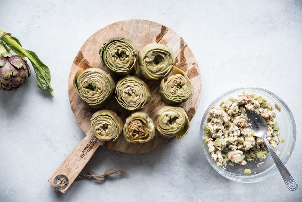 Carciofi ripieni di pane alle erbe aromatiche 4 carciofi ripieni lessati