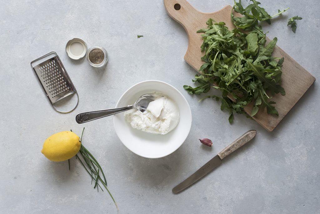 Piadina con salmone: la ricetta con salsa di yogurt 2 ingredienti-piadina-salmone