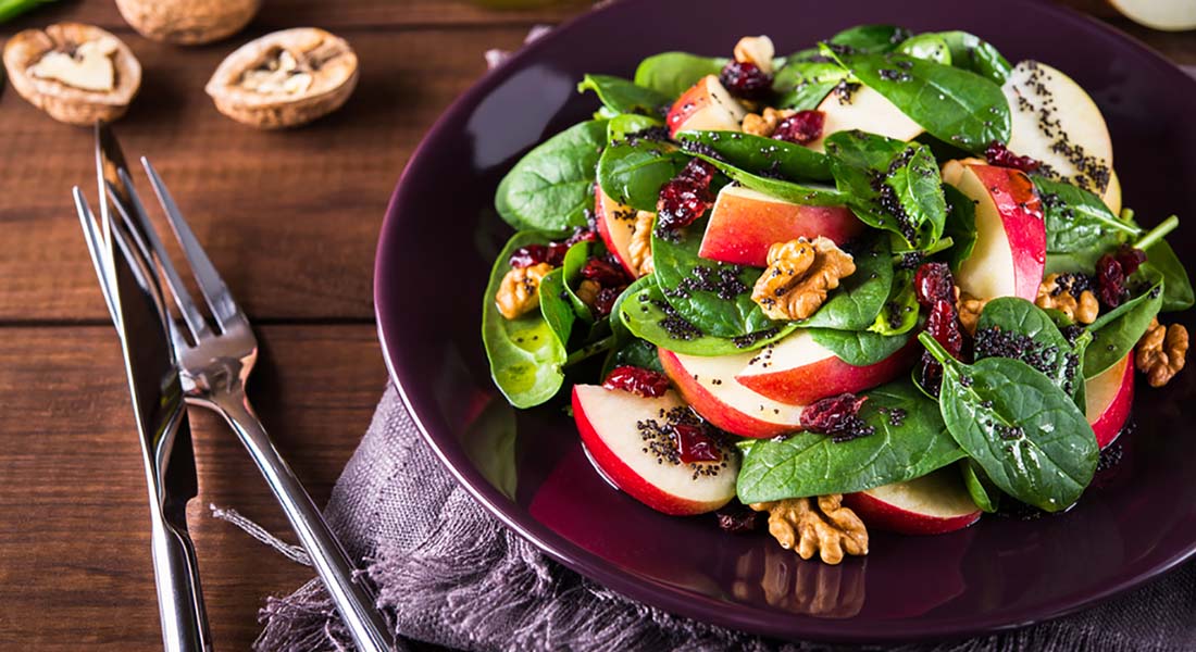 Speck: 2 ricette per mangiarlo anche a dieta 2 Insalata con speck e mele
