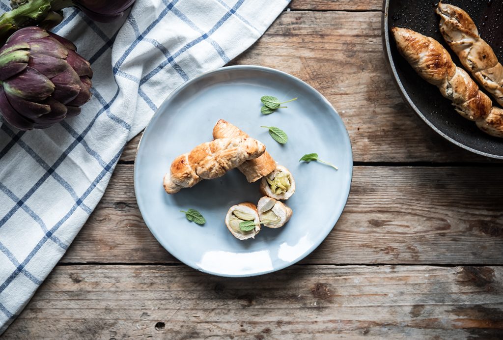 Pollo con carciofi: la ricetta degli involtini light 7 involtini di pollo farcito con carciofi