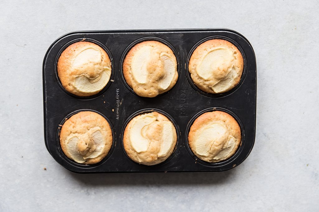 Muffin alle mele, una merenda golosa e genuina 5 muffin alle mele sofficissimi