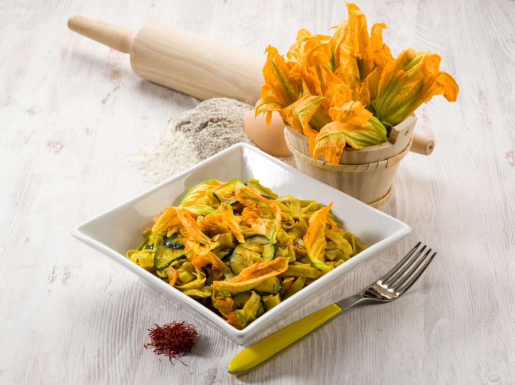 Pasta con zucchine, la ricetta classica e le sue varianti 7 pasta con zucchine e zafferano