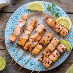 Spiedini di salmone al pepe rosa: la ricetta! 1 ricetta spiedini di salmone