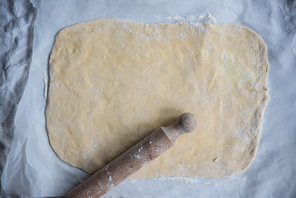 Strudel di mele: ricetta friabile e gustosa 6 strudel di mele impasto steso