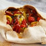 Torta salata con robiola e pomodorini 1 La ricetta della torta salata con robiola e pomodorini senza glutine.