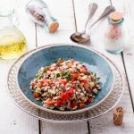 Insalata di orzo: una ricetta vegetariana e completa 1 insalata di orzo con pomodorini e olive