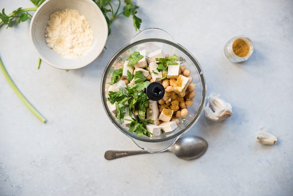 Burger di ceci e tofu, un secondo vegetariano 2 burger di ceci tofu frullatore