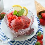 Gelato alla fragola e vaniglia light e senza gelatiera 1 La ricetta semplice e light del gelato alla fragola senza gelatiera