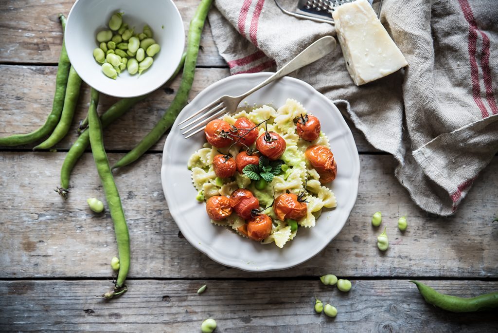 Pasta con crema di fave e pomodorini arrosto alle erbe aromatiche 6 Le fave sono legumi primaverili ricchi di proprietà nutrizionali e benefici per l'organismo, con i quali puoi creare tantissime ricette. Melarossa.it #dietamelarossa #ricettelight