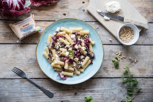 Rigatoni con stracchino, pinoli e radicchio saltato