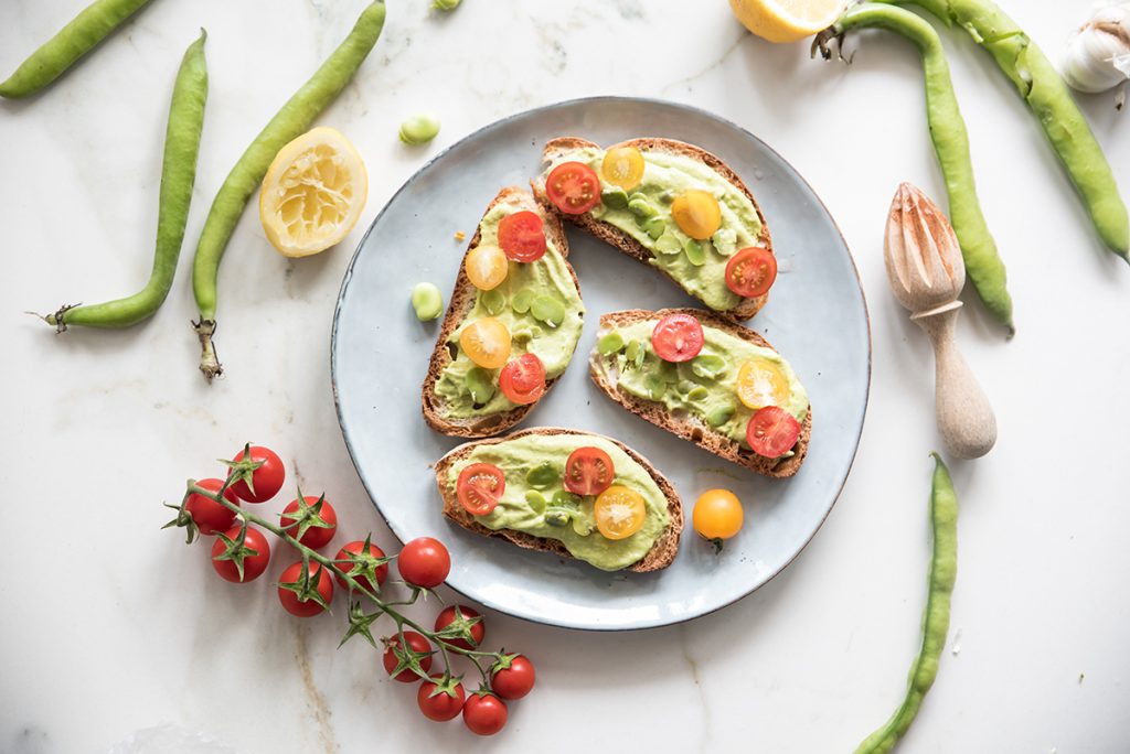 Bruschette con hummus di fave 6 Le fave sono legumi primaverili ricchi di proprietà nutrizionali e benefici per l'organismo, con i quali puoi creare tantissime ricette. Melarossa.it #dietamelarossa #ricettelight