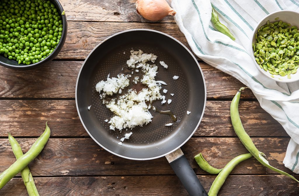 Risotto con crema di fave e piselli freschi 3 come preparare il risotto con crema di fave