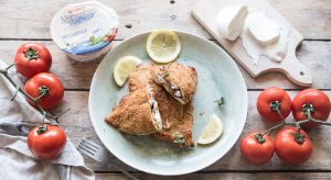 Cordon bleu di pollo con melanzane, pomodori e mozzarella
