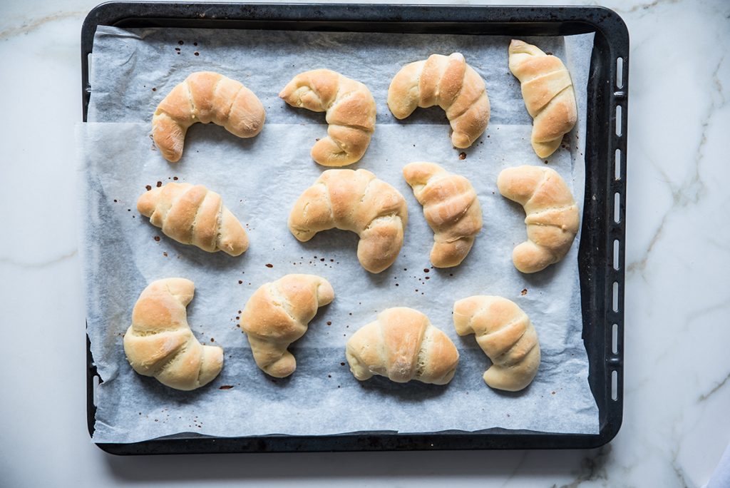 Cornetti salati con salmone, ricotta, olive nere e lattuga 12 cornetti salati cotti