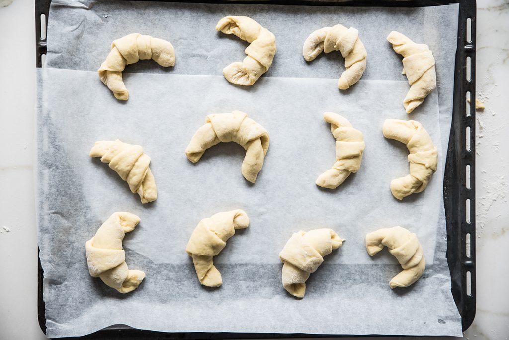 Cornetti salati con salmone, ricotta, olive nere e lattuga 11 cornetti salati da cuocere