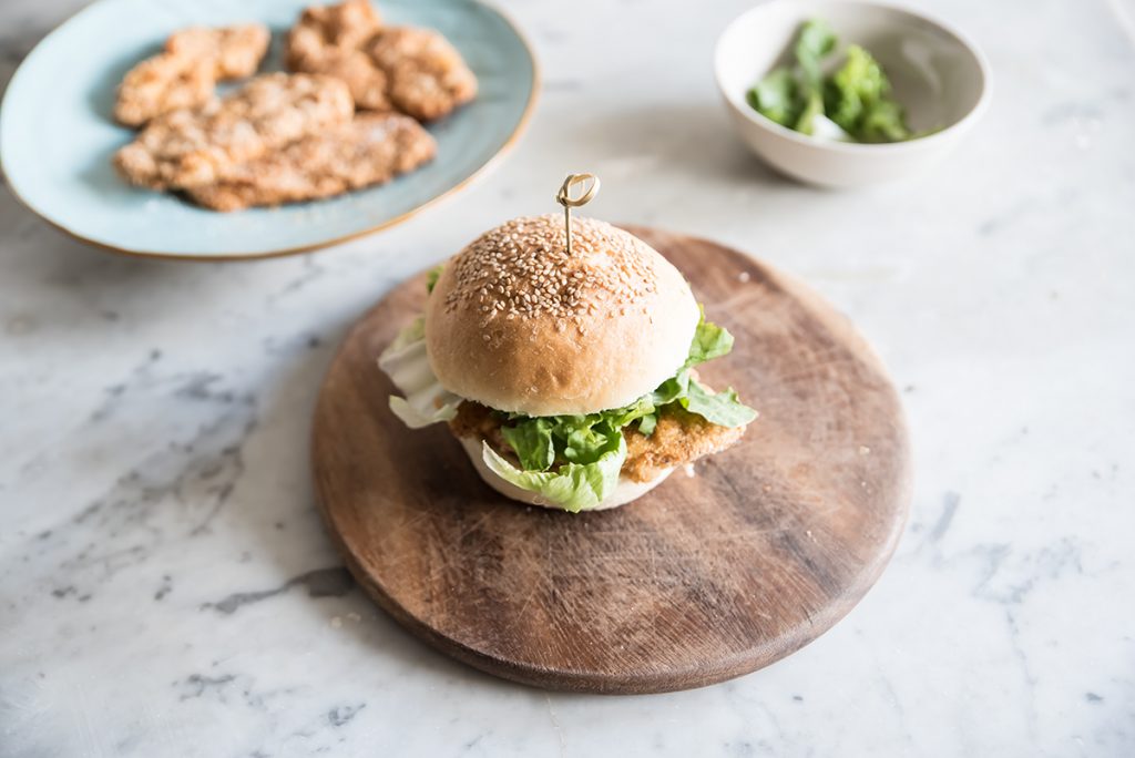 7 ricette light per una serata a tema fast food 1 hamburger con cotoletta di pollo: la ricetta light
