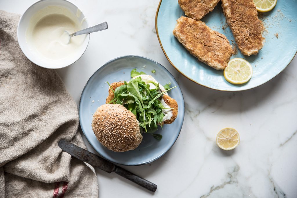 7 ricette light per una serata a tema fast food 2 hamburger con filetti di merluzzo impanato al forno e salsa allo yogurt