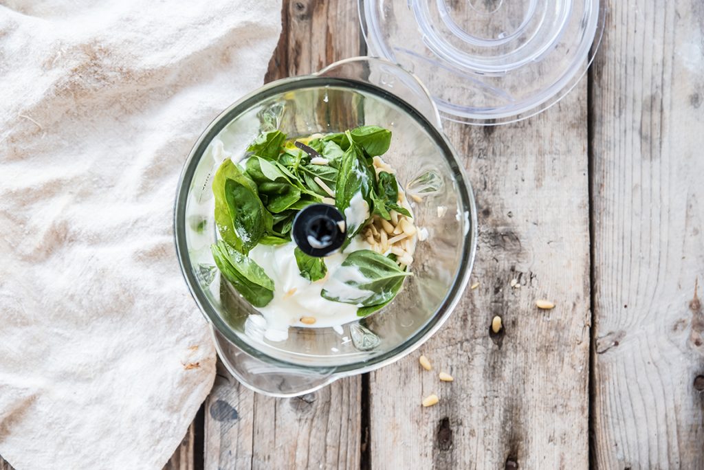Insalata di patate e fagiolini con pesto light 5 Insalata di patate: preparare il pesto
