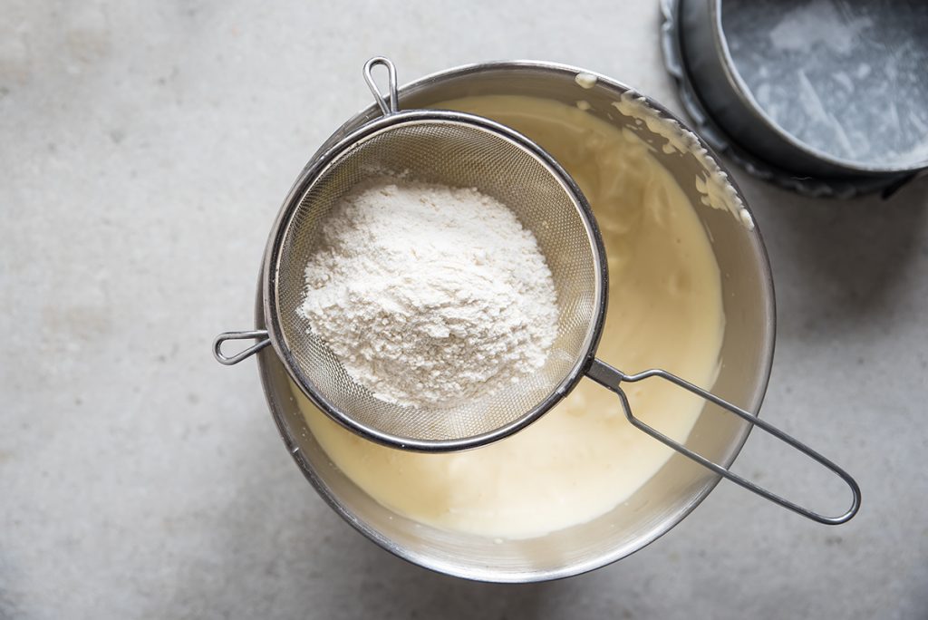 Torta mimosa alle fragole: la ricetta con la crema 4 Torta mimosa