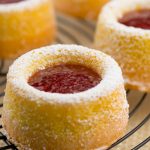 Pasticcini agli agrumi con confettura di lamponi 1 La ricetta senza glutine dei pasticcini agli agrumi con confettura di lamponi semplici e light.