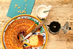 Ciambellone all&rsquo;acqua, la ricetta soffice senza latte