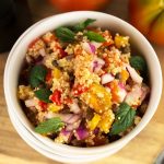Insalata di quinoa con pomodorini e peperoni, gustosa e light 1 Insalata di quinoa con pomodorini senza glutine