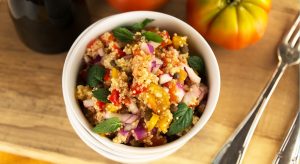Insalata di quinoa con pomodorini e peperoni, gustosa e light