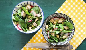 Insalata di spinaci crudi con sgombro e anacardi